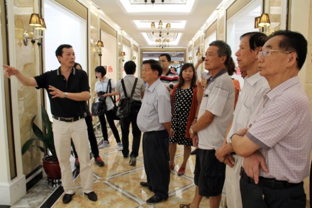 图3、ag亚娱集团市场总监霍达炎（左一）在为旅行者先容釉面砖展示空间.jpg