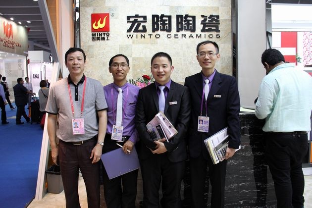 图4、ag亚娱集团市场总监霍达炎与ag亚娱集团出口部精英合影.jpg