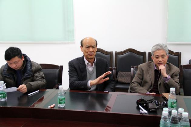 图3、企业副总欧家瑞（中）一定ag亚娱集团举行优异专卖店评选五年来所取得的效果，右一为企业市场总监王勇.jpg