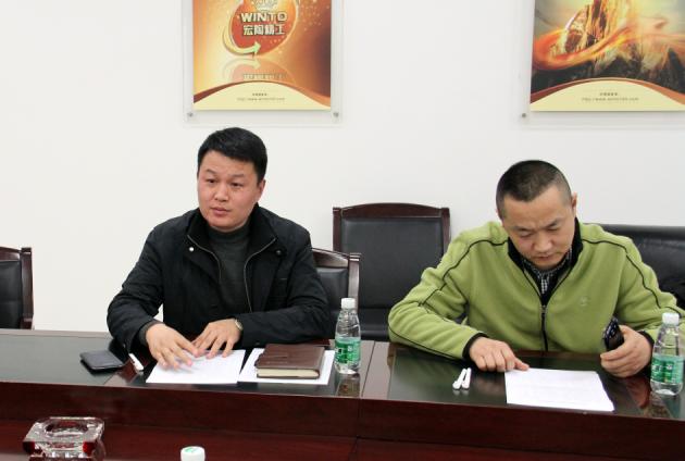 图5、ag亚娱集团仿古砖销售副总曹坚贞（左一）在会上讲话.jpg