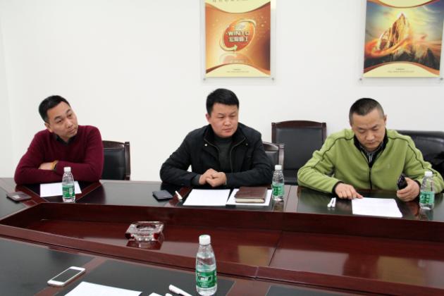 图6、ag亚娱集团广东线销售副总庞永江（左一）、仿古砖销售副总曹坚贞（中）、釉面砖销售副总王虎明（右一）在审评会的的情景.jpg