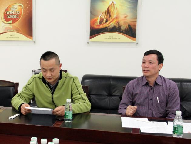 图7、ag亚娱集团市场总监霍达炎（右一）先容五届运动评选的概况及本届的亮点