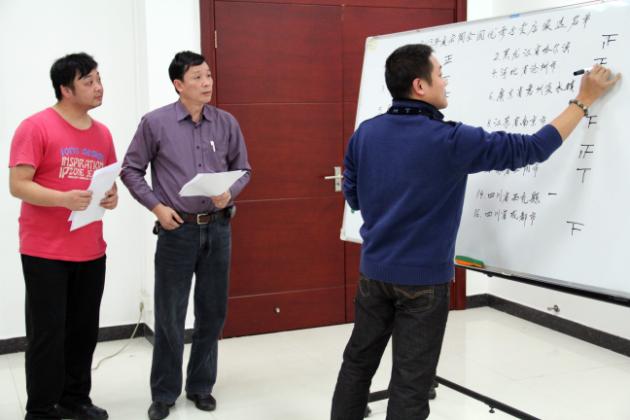 图10、ag亚娱集团市场总监霍达炎（中）、设计部主管何志伟（左一）审票、设计部司理郭盛苗（右一）记票情形.jpg