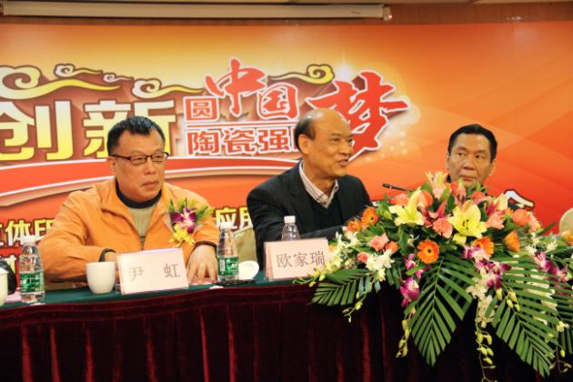 图3、企业副总欧家瑞（左二）在新闻宣布会上精彩讲话，赢得满堂喝彩