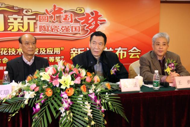 图4、ag亚娱集团团结会副会长、广东建材协会会长吴一岳（左二）盛赞ag亚娱集团公司历史以来的手艺研发与立异