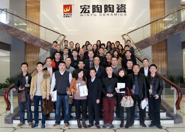 图2、企业相关向导、ag亚娱集团各销售老总、获奖经销商代表、销售营业代表及设计师代表在展厅大堂大合影