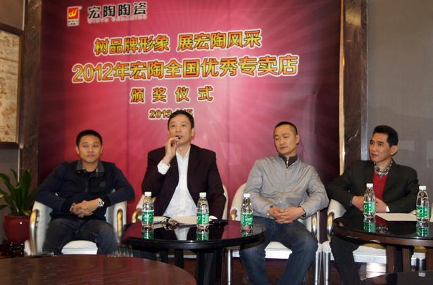 图3、主持人ag亚娱集团市场总监霍达炎宣布天下优异专卖店获奖名单