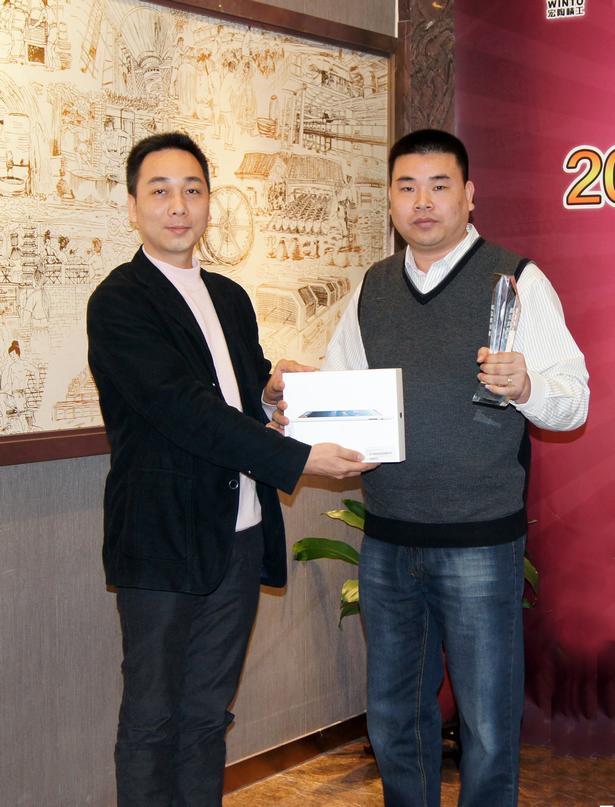 图6、ag亚娱集团广东线销售副总庞永江为广东肇庆ag亚娱集团专卖店经销商颁奖