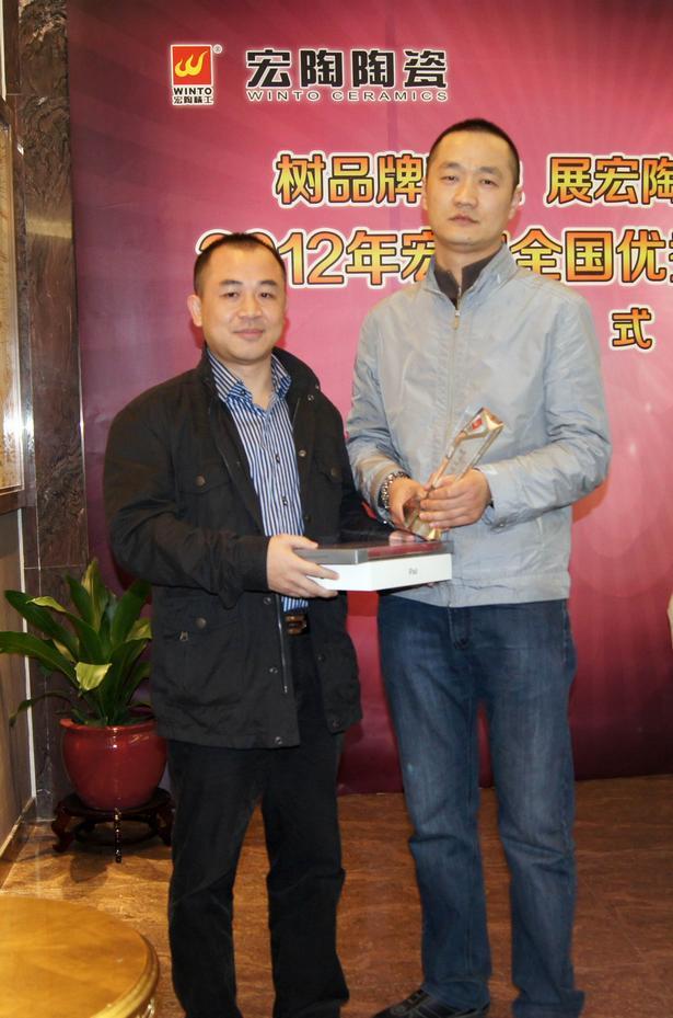 图19、ag亚娱集团釉面砖销售副总王虎明为四川泸州ag亚娱集团专卖店代表颁奖