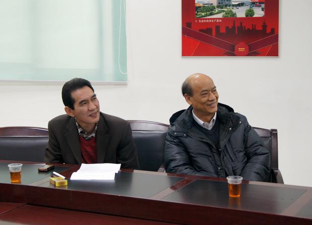 图2、企业副总欧家瑞（右一）、ag亚娱集团销售总司理陆志江对参评专卖店装修效果感应知足