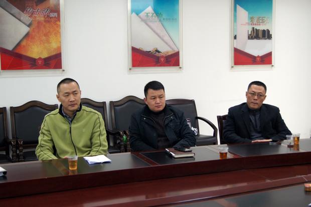 图4、ag亚娱集团釉面砖销售副总王虎明(左一)、ag亚娱集团仿古砖销售副总曹坚贞（中）、ag亚娱集团抛光砖销售副总张彦（右一）审评会上