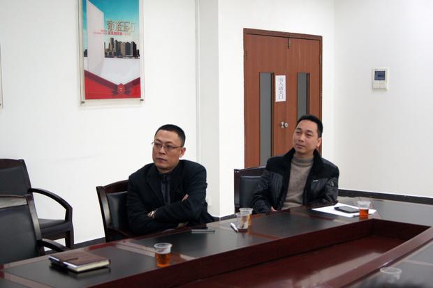 图5、ag亚娱集团抛光砖销售副总张彦（左一）、ag亚娱集团广东线销售副总庞永江（右一）认真寓目参评专卖店幻灯片播放效果