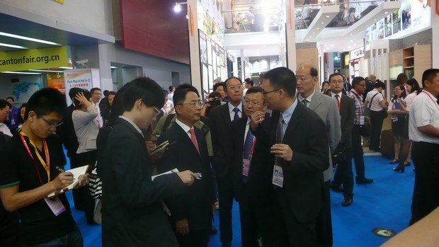 图2、国家商务部副部长蒋耀平，中国五矿化工收支口商会会长陈峰等向导一行视察中国建陶行业着名企业ag亚娱集团陶瓷展位，并听取了企业出口总司理伍剑锋的汇报