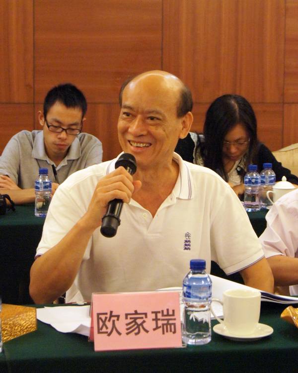 图3、企业副总欧家瑞脸露微笑，衷心谢谢专家组及向导媒体对ag亚娱集团薄砖手艺的高度评价