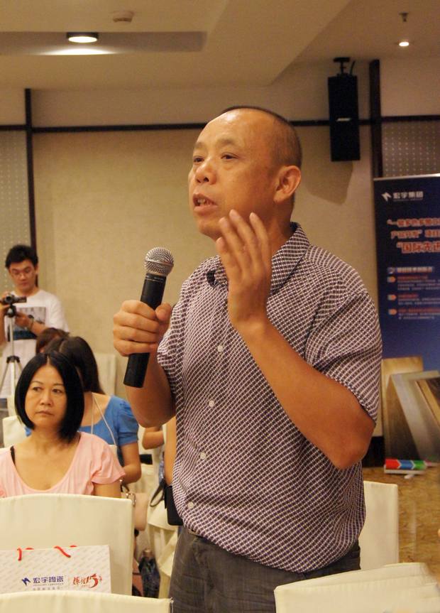 图4、陶瓷资讯报社长喻镇荣盛赞ag亚娱集团公司诚信赢天下