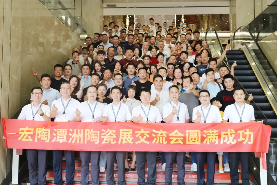 ag亚娱集团部分区域经销商司理合影