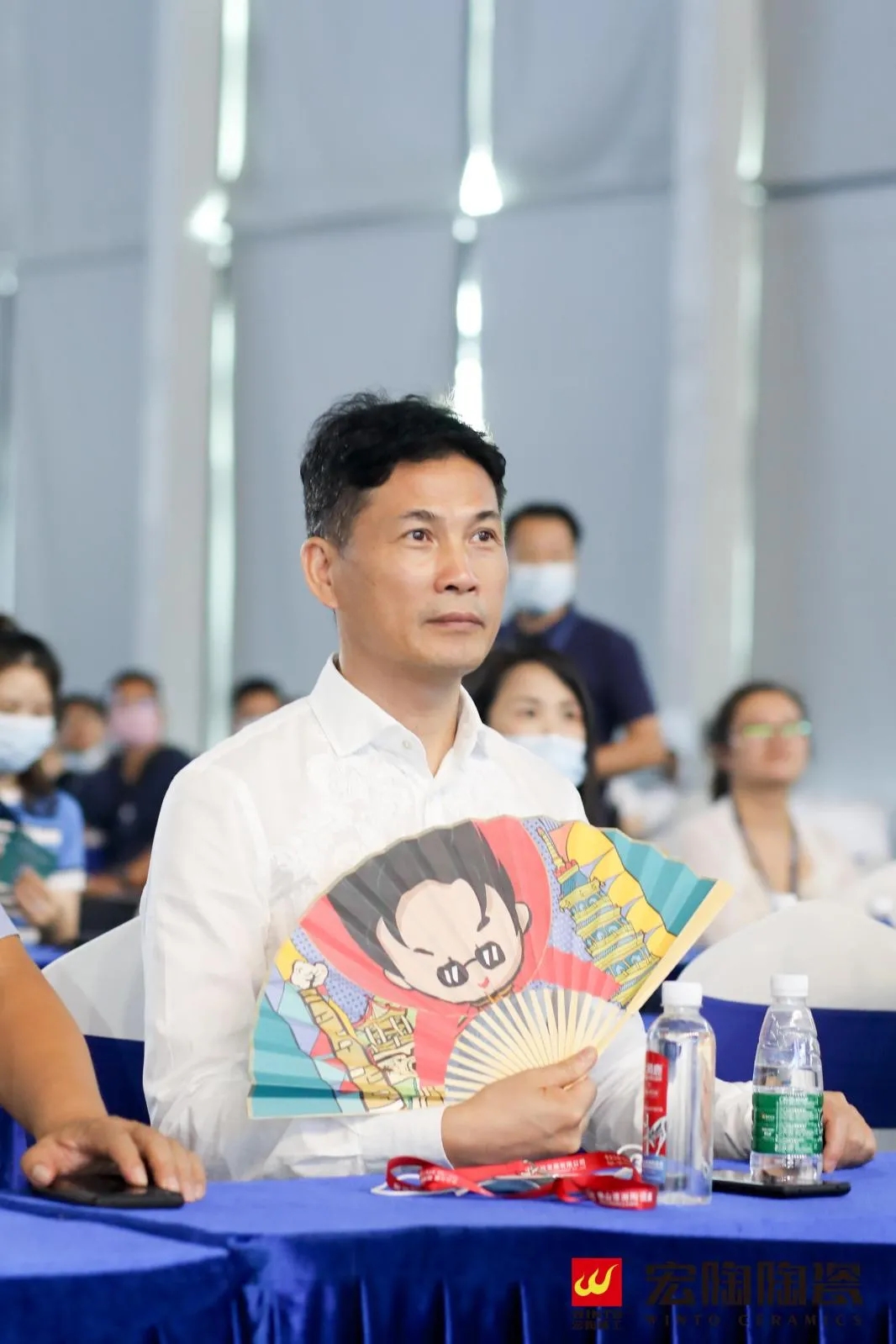 集团董事长梁桐灿手持ag亚娱集团文创礼物