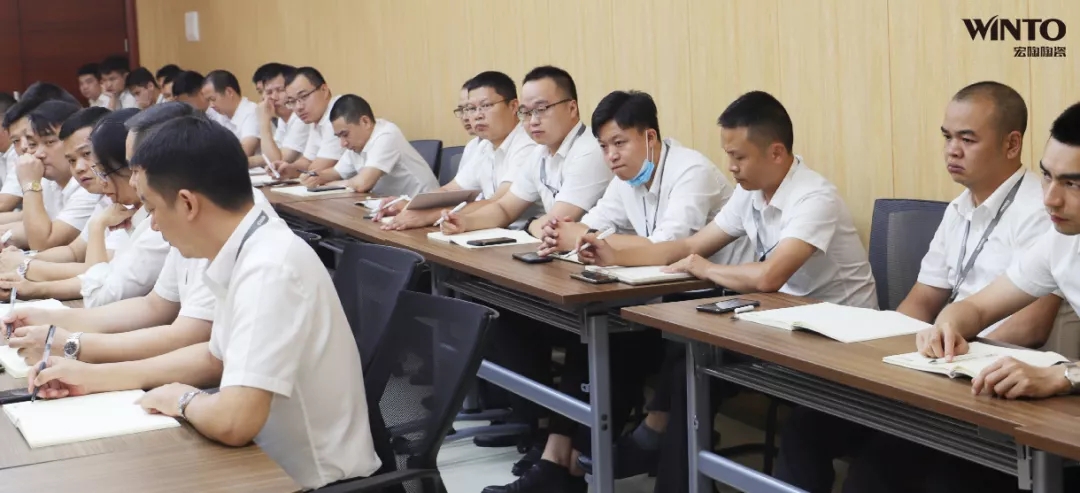 ag亚娱集团团队成员全神贯注听课