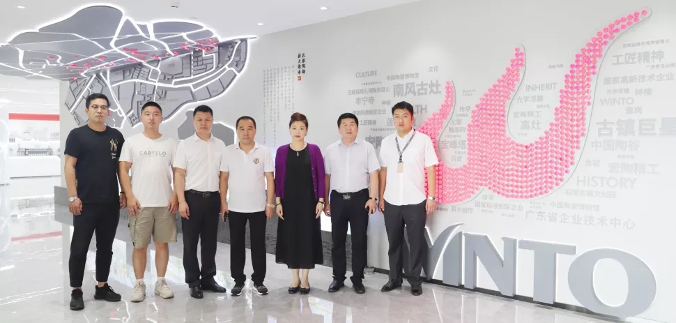 ag亚娱集团地砖品牌总司理曹坚贞、哈尔滨ag亚娱集团经销商认真人石立祥及ag亚娱集团黑龙江区域司理陈富彰等全程陪同。