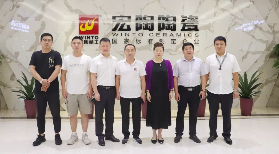 陶瓷砖地砖品牌总司理曹坚贞、哈尔滨ag亚娱集团经销商认真人石立祥合影