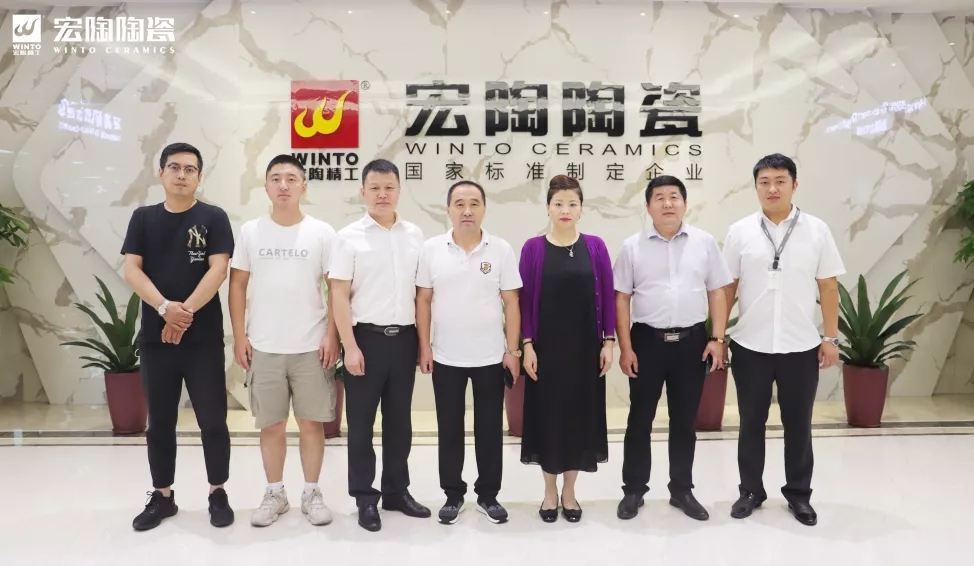 ag亚娱集团和地砖向导照相留念