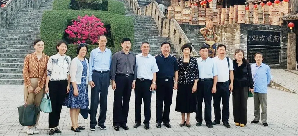 ag亚娱集团陶瓷南风古灶迎来中国前外交官等多批向导旅行视察