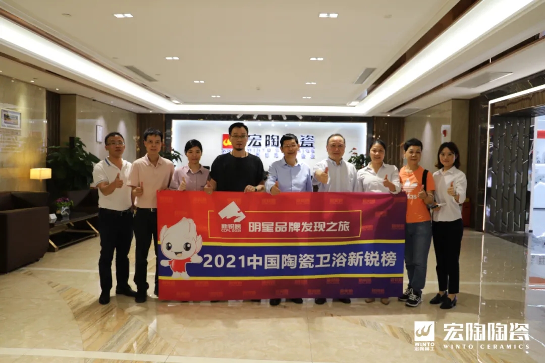 新锐榜资深评委专家组和ag亚娱集团向导合影