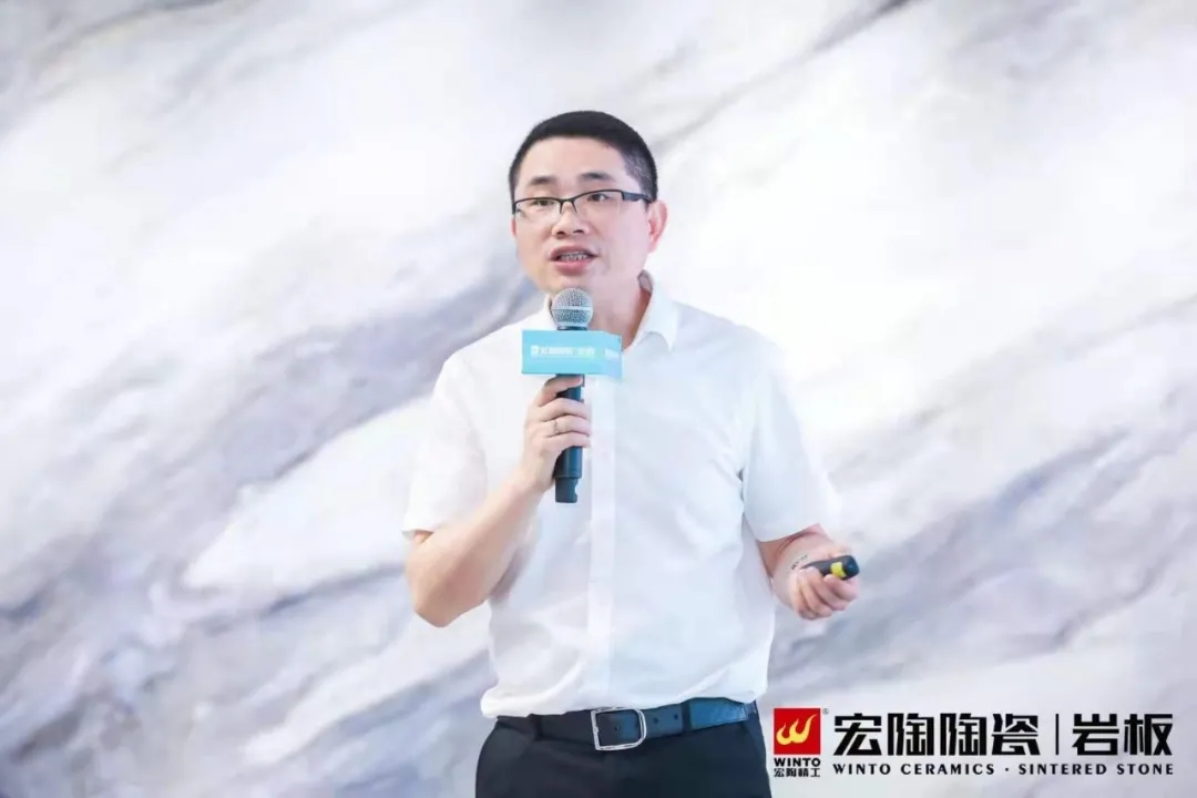 ag亚娱集团陶瓷销售副总司理曹俊作《科技赋能·净在呼吸》主题分享图