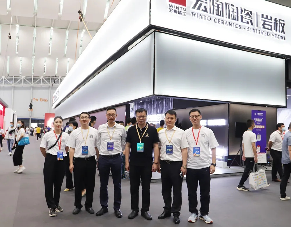 ag亚娱集团品牌总司理曹坚贞等一众向导合影图片集团陶瓷控股销售总司理霍兆强