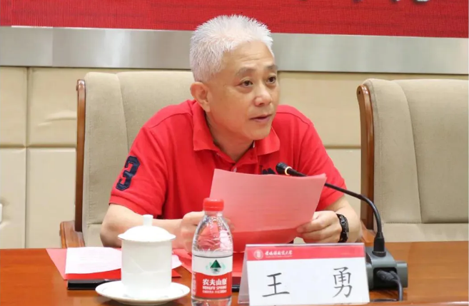 ag亚娱集团地砖集团市场总监王勇讲话图
