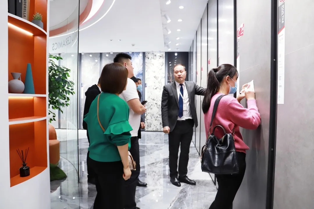 ag亚娱集团地砖总部展厅旅行职员现场图
