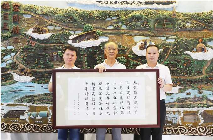 诗人悟变恒为即将展现的拼画开幕赋诗《七律·贺ag亚娱集团陶瓷拼画揭幕》