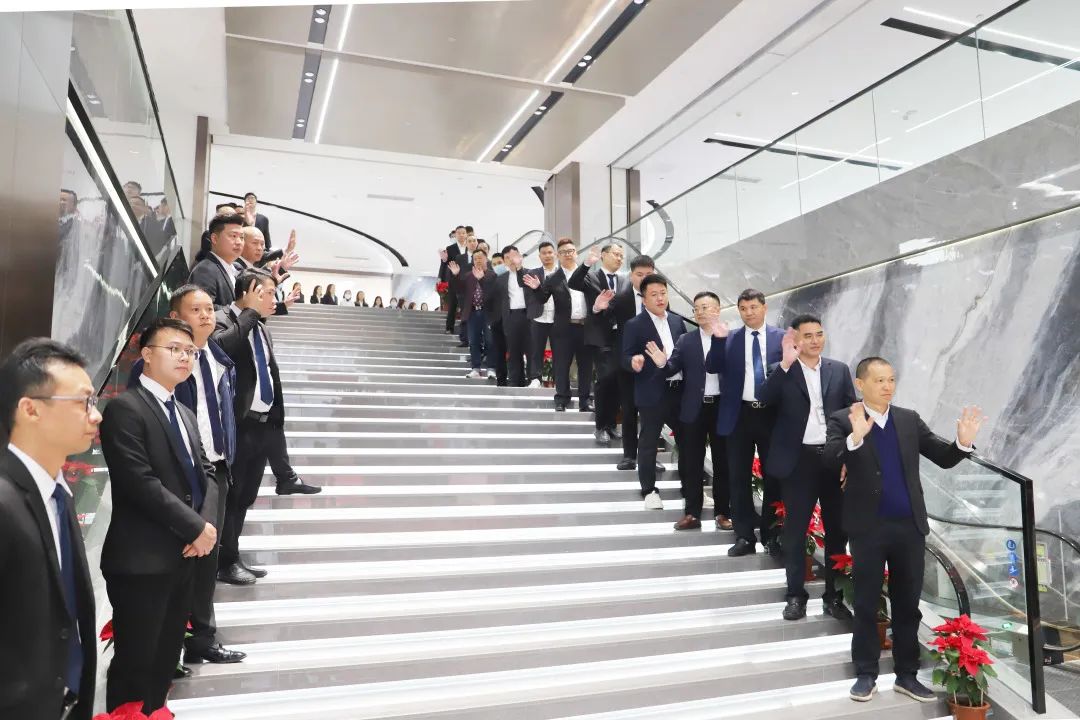 全体ag亚娱集团员工在公司神位前有序地接待仪式
