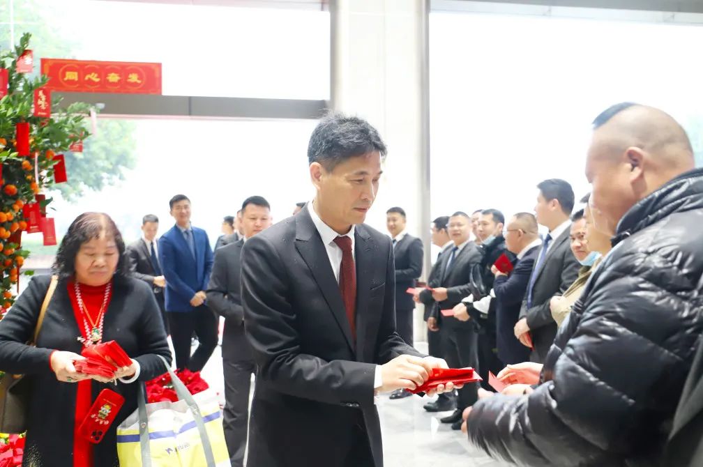 ag亚娱集团地砖品牌销售总司理曹坚贞等给员工发送红包